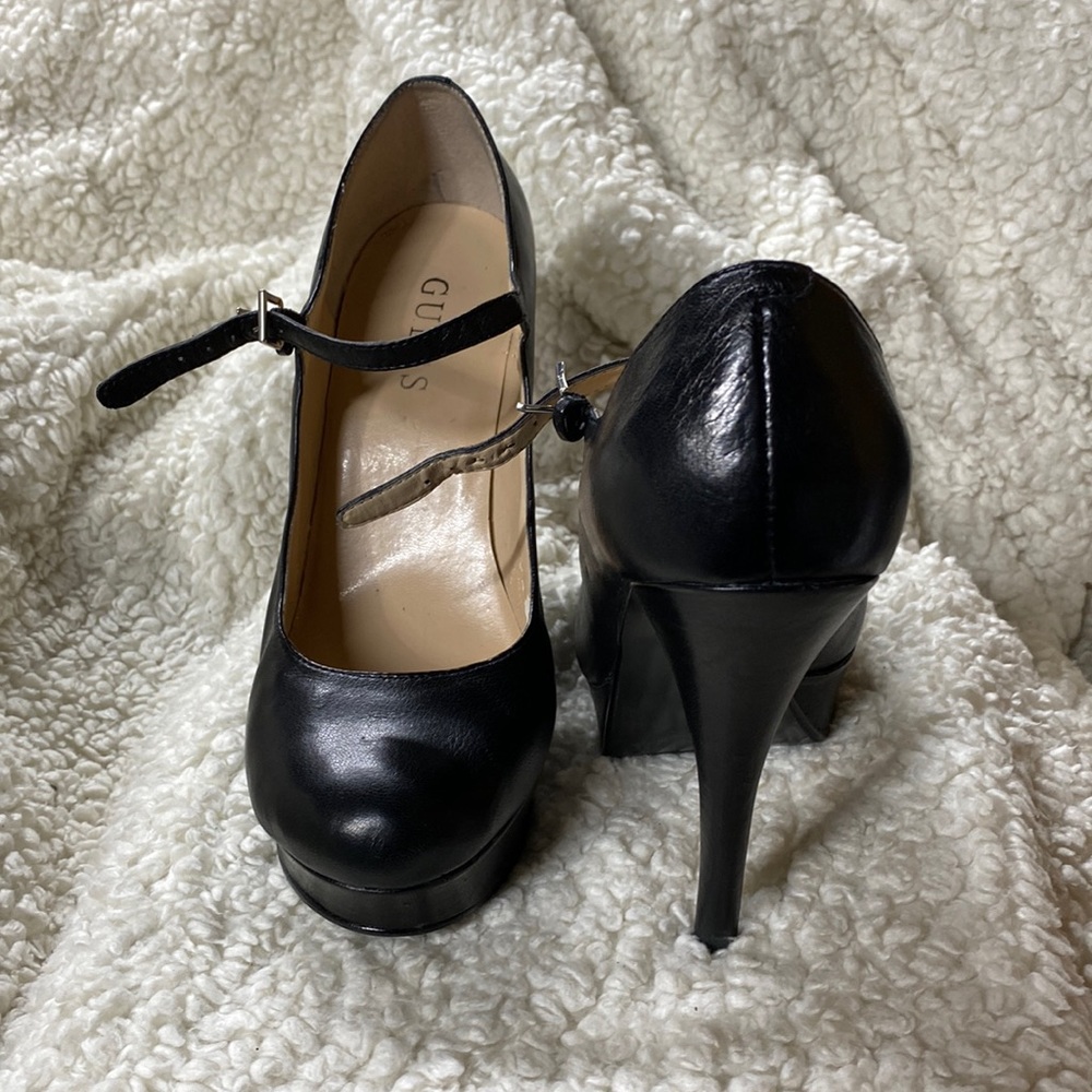 Black Guess closed toe heels with strap